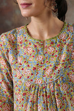 Load image into Gallery viewer, Women&#39;s Virginia Top (Macaw)
